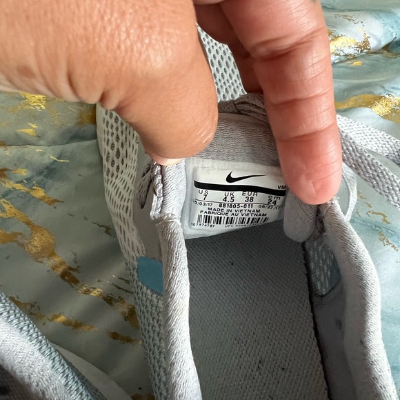 Comfy walking Nikes! Size 7 - Picture 5 of 6